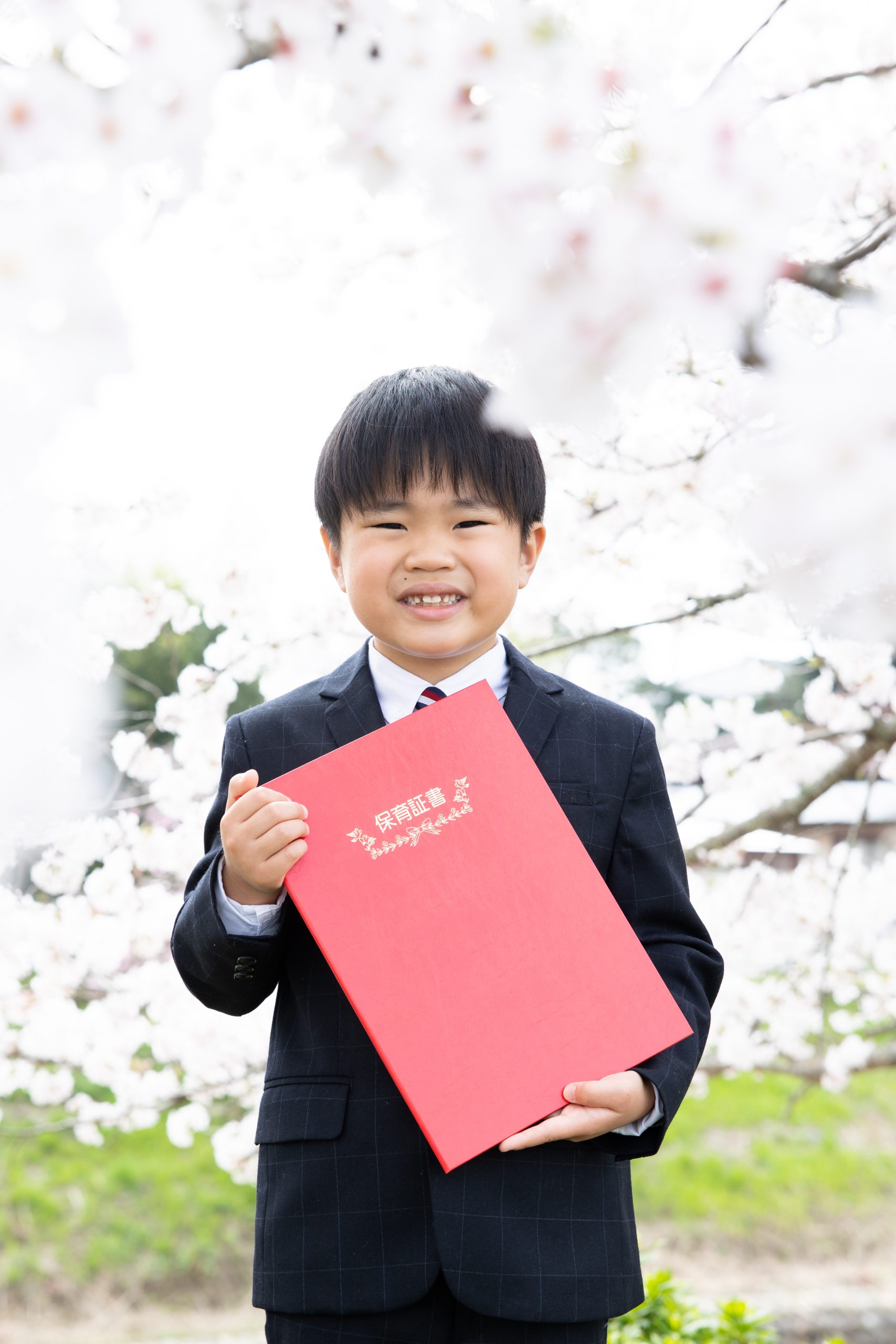 桜の下で卒園記念撮影